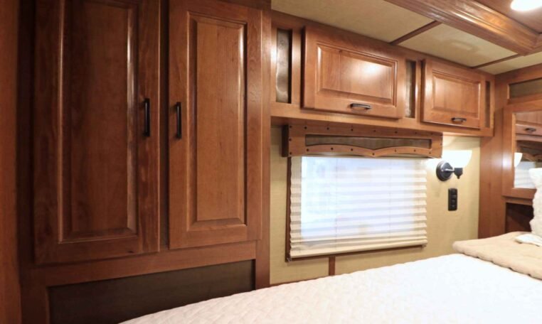 2019 Lakota Bighorn 6 Horse Side Load Trailer - Image 19