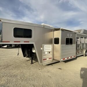 2014 Logan Coach RAZ4GNHDLQ 40' 4 horse Razor GN Horse Trailer**WITH WALK IN CLOSET**