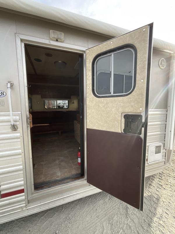 2014 Logan Coach RAZ4GNHDLQ 40′ 4 horse Razor GN Horse Trailer**WITH WALK IN CLOSET** - Image 8