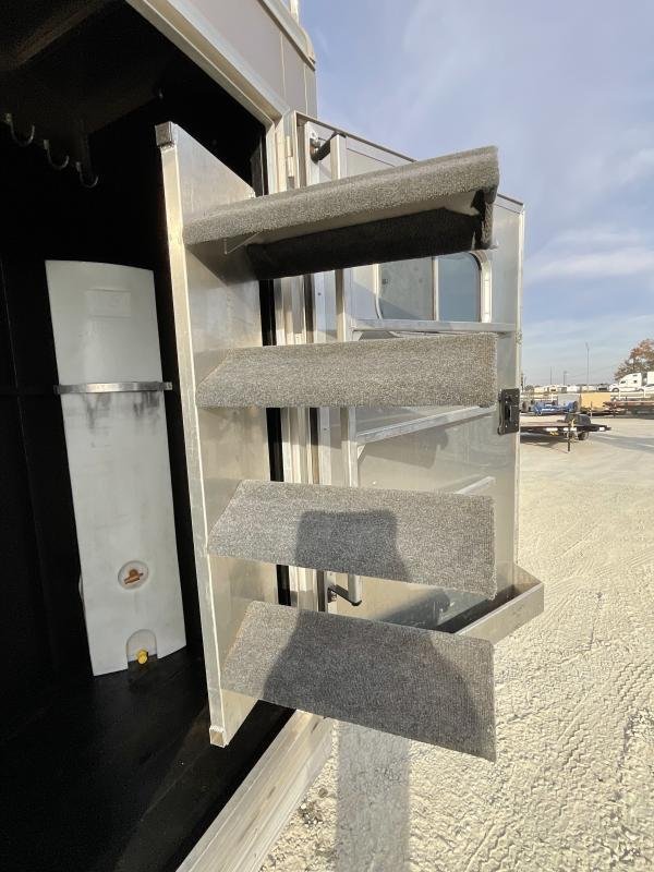 2014 Logan Coach RAZ4GNHDLQ 40′ 4 horse Razor GN Horse Trailer**WITH WALK IN CLOSET** - Image 36