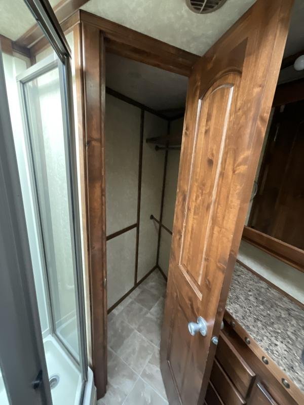 2014 Logan Coach RAZ4GNHDLQ 40′ 4 horse Razor GN Horse Trailer**WITH WALK IN CLOSET** - Image 24