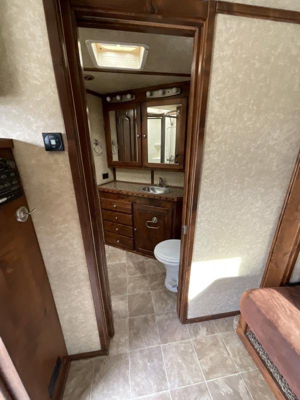 2014 Logan Coach RAZ4GNHDLQ 40′ 4 horse Razor GN Horse Trailer**WITH WALK IN CLOSET** - Image 20