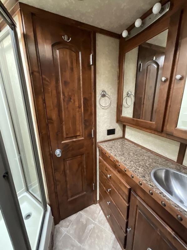 2014 Logan Coach RAZ4GNHDLQ 40′ 4 horse Razor GN Horse Trailer**WITH WALK IN CLOSET** - Image 27