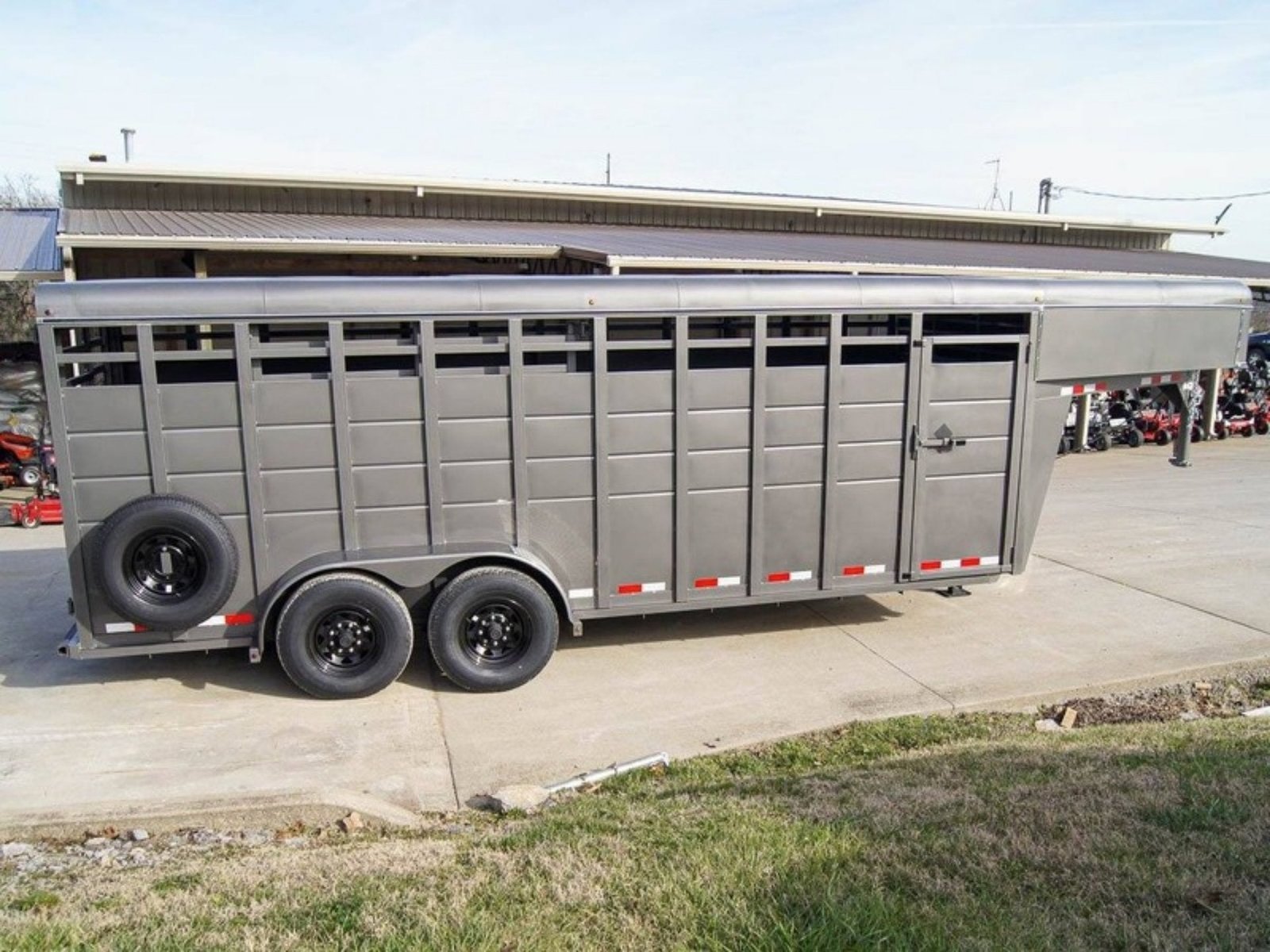 20ft Charcoal Gooseneck Livestock Cattle Trailer - Image 6