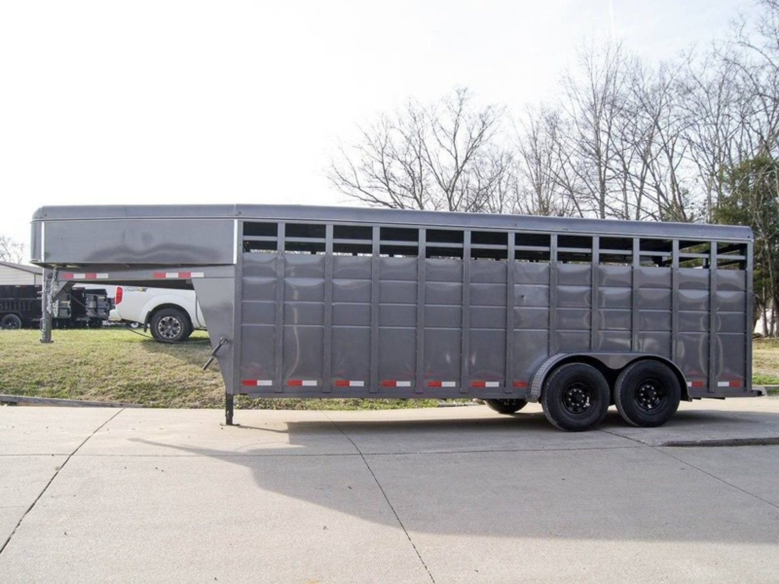 20ft Charcoal Gooseneck Livestock Cattle Trailer - Image 5